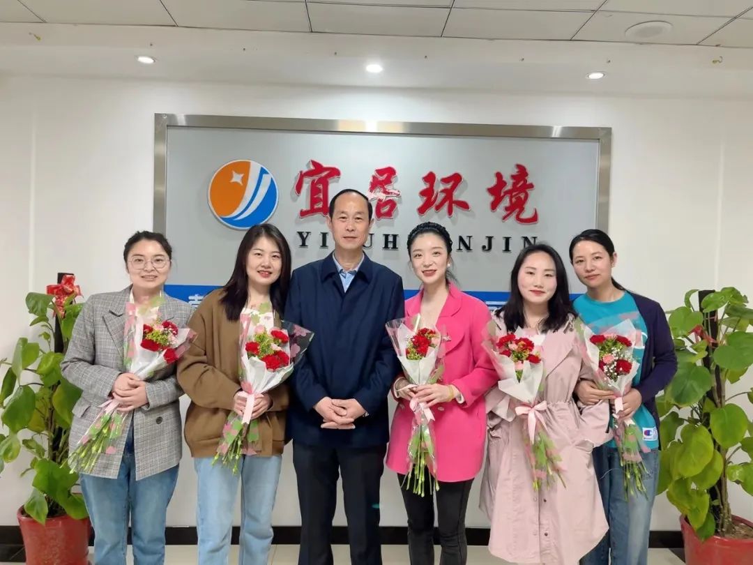鮮花送巾幗 奮進新征程——湖北宜居環境管理公司開展“三八婦女節”獻花觀影活動
